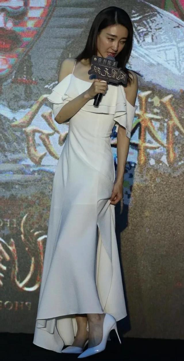 王麗坤最新發(fā)布會(huì)驚艷亮相，星光閃耀的瞬間