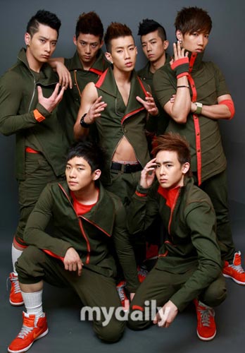 韓國2PM組合最新動態(tài)，小巷音樂風暴與隱藏小店探秘