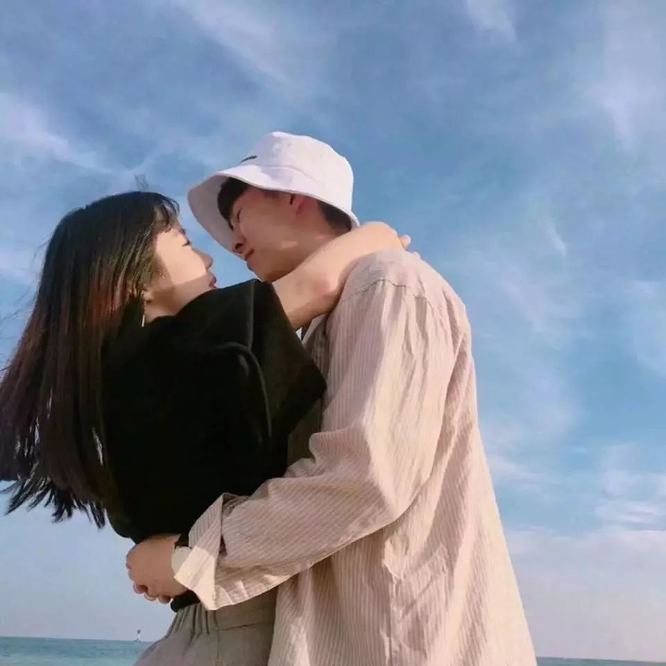 自然美景中的浪漫情侶頭像之旅，最新帥氣情侶頭像精選