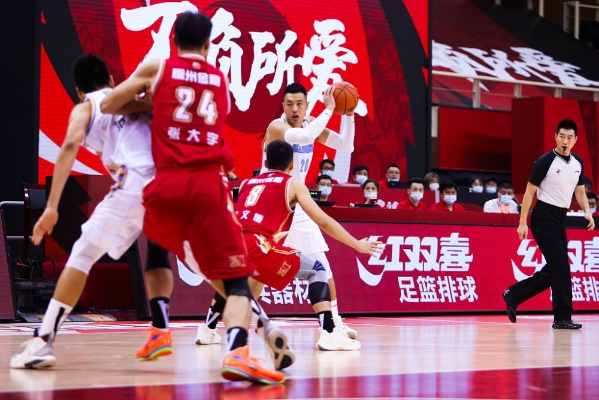 CBA籃球熱血戰(zhàn)場(chǎng)對(duì)決激烈，激情四溢！