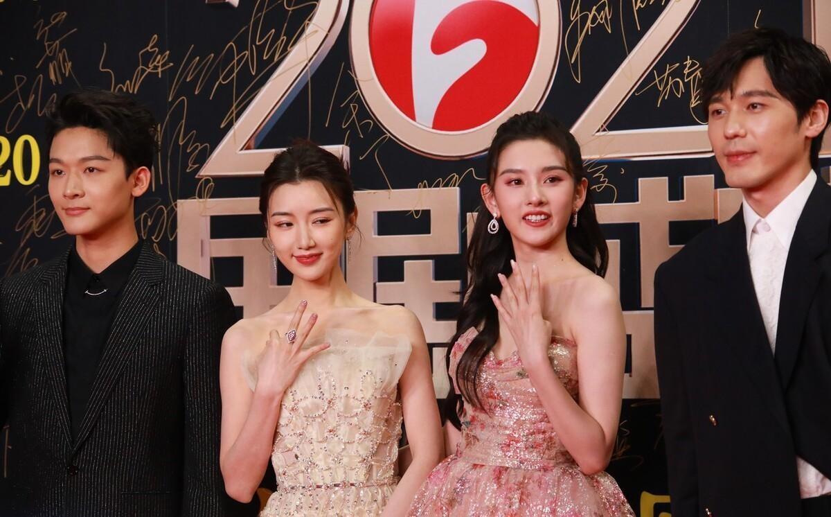 從陰影走向星光，自信力量引領(lǐng)下的黑皮膚女明星成長(zhǎng)之路