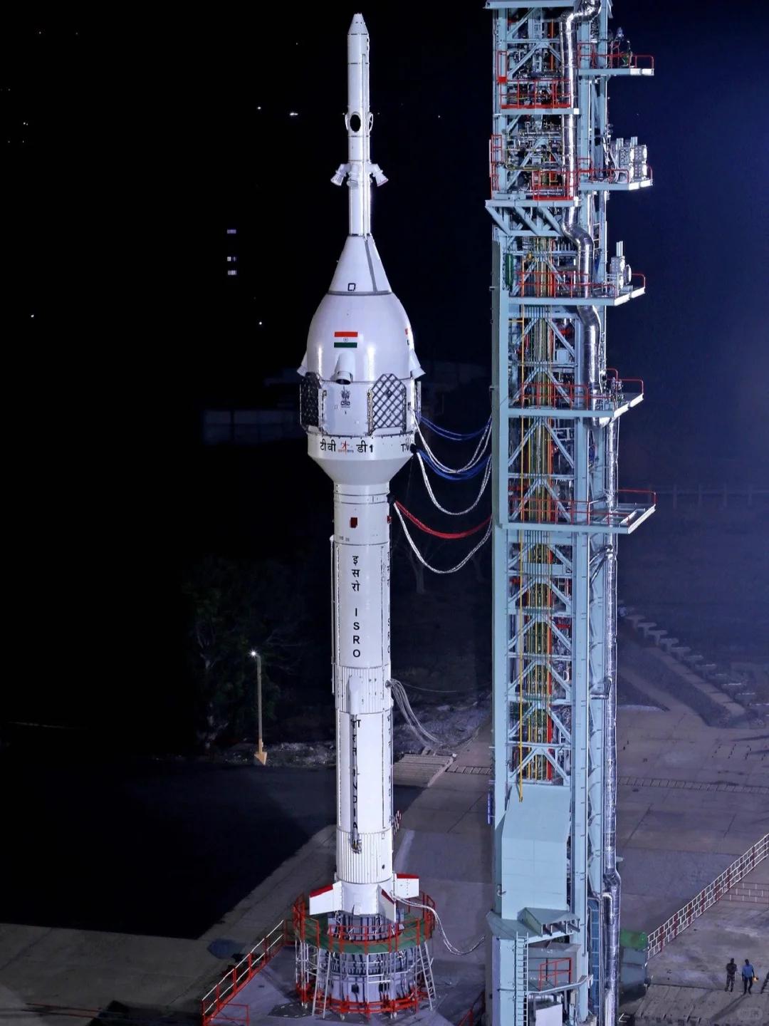 最新衛(wèi)星火箭，雙刃劍效應(yīng)下的發(fā)展觀點解析