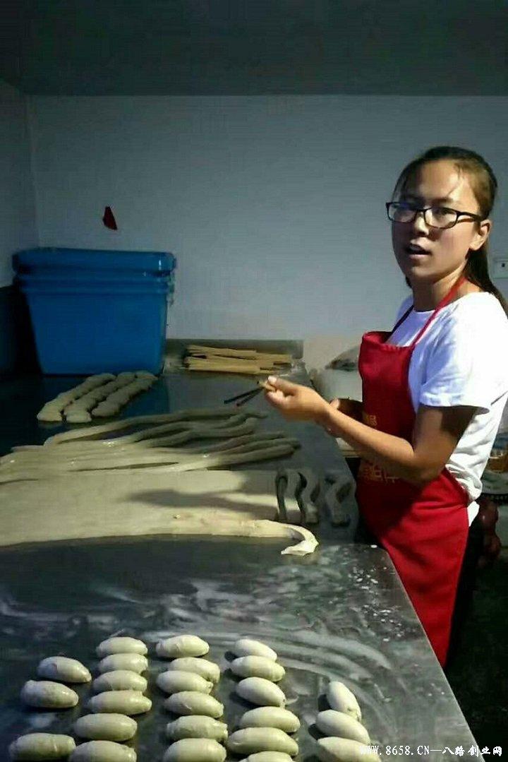 革新烘焙工藝，引領行業(yè)新潮流，最新烤面筋機亮相！