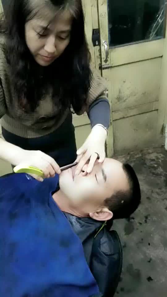 女人刮臉最新視頻，時尚美容新趨勢揭秘