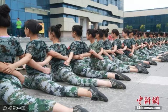 獨家揭秘，探索小巷深處的軍訓(xùn)新風(fēng)尚——2025軍訓(xùn)最新視頻亮相！