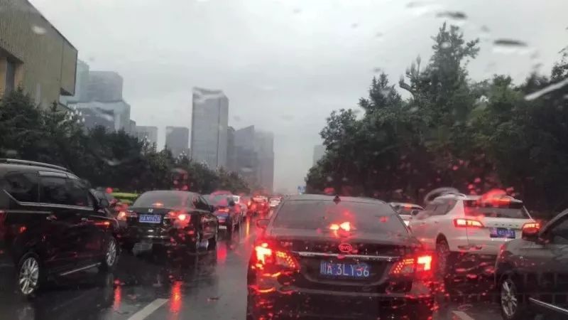 成都暴雨下的驚喜探索，小巷特色小店